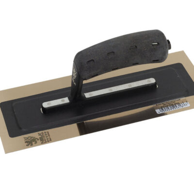 NELA Black Edition Finishing Trowel The ultimate version of our popular Nela Mediflex trowel, the best of the best! Extra Light – Medium Flexibility • Perfect for burr-free fillings thanks to lightly rounded edges and versatile double-blade technology. • BiKoGRIP in CORK and SOFT. A perfectly designed Ergonomic handle - designed on comfort and performance. • Ultra-lightweight aluminium mounting made from a robust special alloy: for ultra-high stability and easy handling. • Attached with special bolts made from a high-quality stainless material. • High-strength bond between both blades thanks to a special tape that withstands both solvents and extreme temperatures. Thickness of the blade 0,4 mm