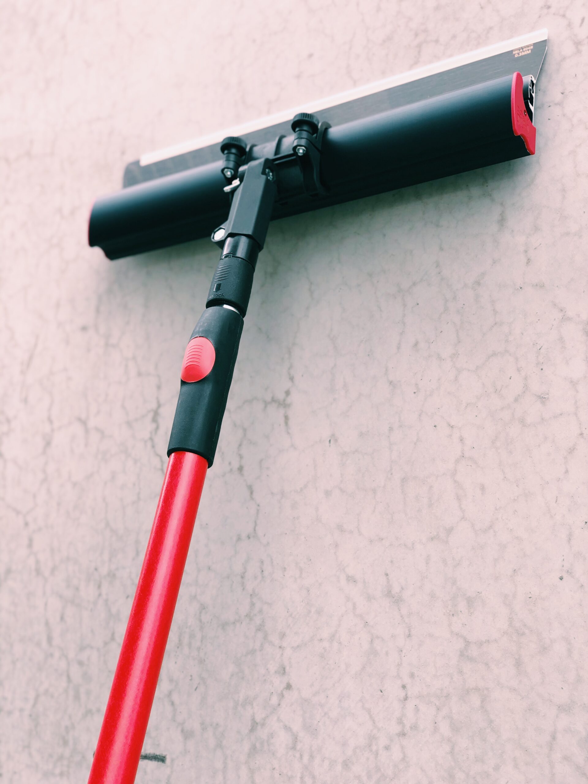 The NELA EDGE Pole and Attachment Device 115–199cm provides smooth control and easy reach when using NELA Edge Blades. Lightweight, adjustable, and built for professionals.